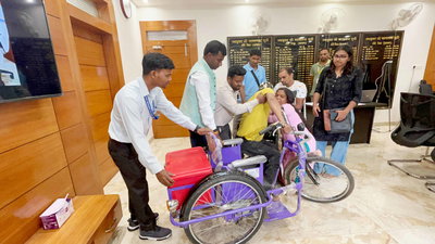 Ranchi News : डीसी की जनता दरबार में दिव्यांग युवक को मिली इलेक्ट्रिक ट्राईसाइकिल