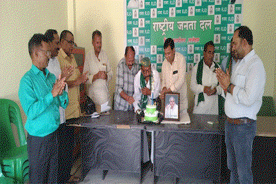 Latehar News : राजद ने केक काटकर मनाया लालू प्रसाद यादव का 79 वां जन्मदिन