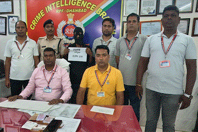 Dhanbad News : रेलवे स्टेशन पर मोबाइल चोर गिरफ्तार, महिला यात्री का चोरी हुआ फोन बरामद