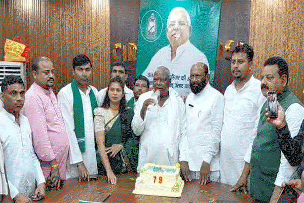 Dhanbad  News : सर्किट हाउस में उत्साह के साथ मनाया गया लालू प्रसाद यादव का जन्मदिन