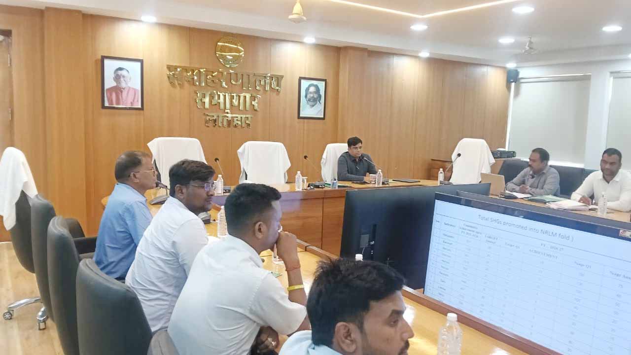Latehar : DDC ने की JSLPS की योजनाओं की समीक्षा, दिये कई दिशा-निर्देश