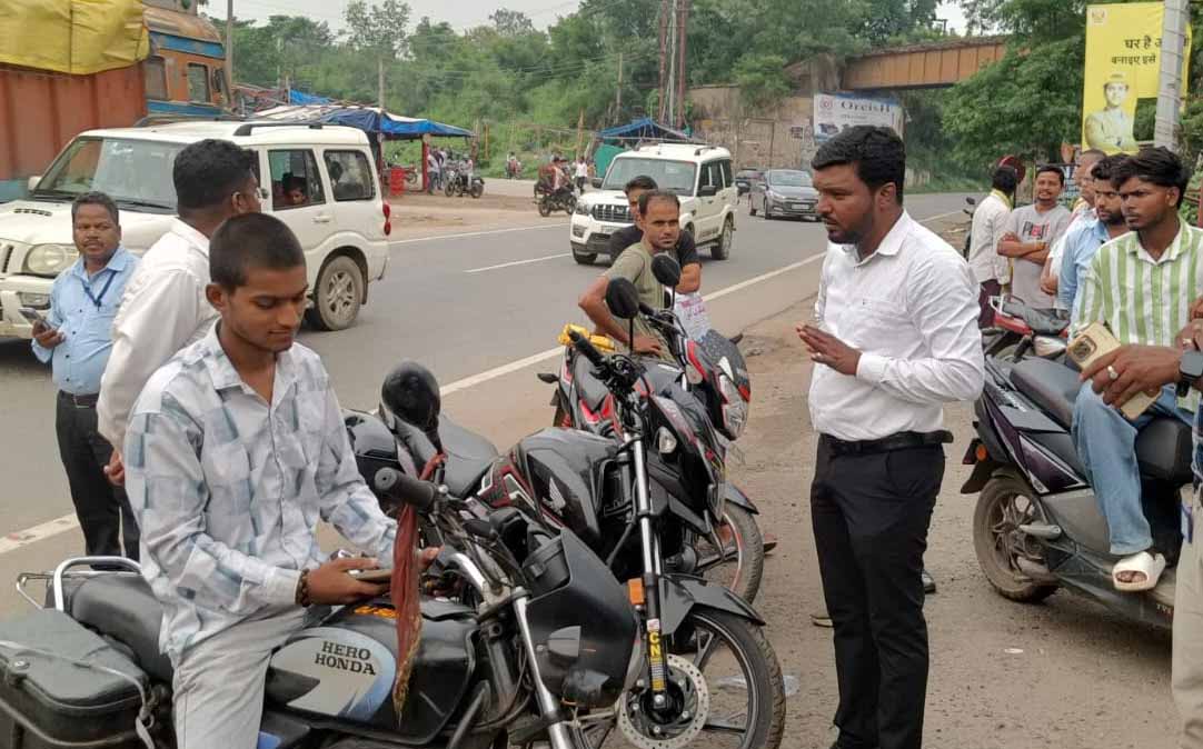 Ramgarh : सुरक्षा से समझौता न करें, हेलमेट को बोझ नहीं रक्षक समझे- डीटीओ