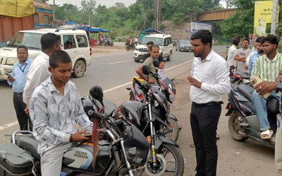 Ramgarh : सुरक्षा से समझौता न करें, हेलमेट को बोझ नहीं रक्षक समझे- डीटीओ