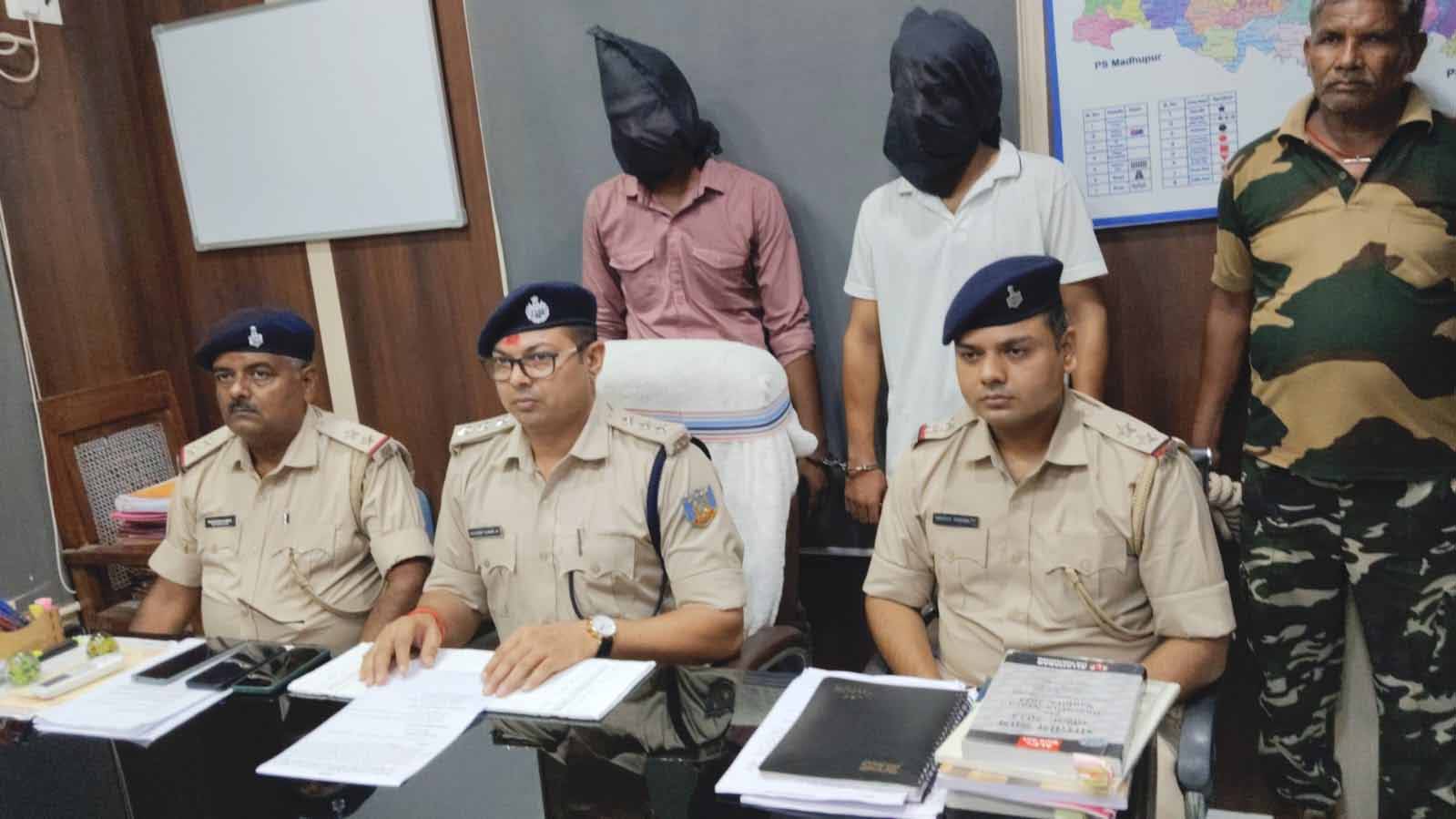 देवघर पुलिस ने ब्राउन शुगर के साथ दो तस्करों को किया गिरफ्तार