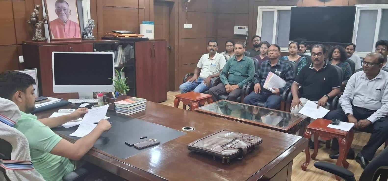 Dhanbad : पशु चिकित्सा पदाधिकारी से मारपीट मामले में संघ ने डीसी से लगाई गुहार, कार्रवाई की मांग
