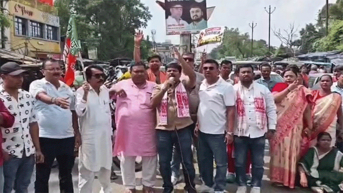 झारखंड बंद : धनबाद में सड़क पर उतरे BJP कार्यकर्ता,  की नारेबाजी