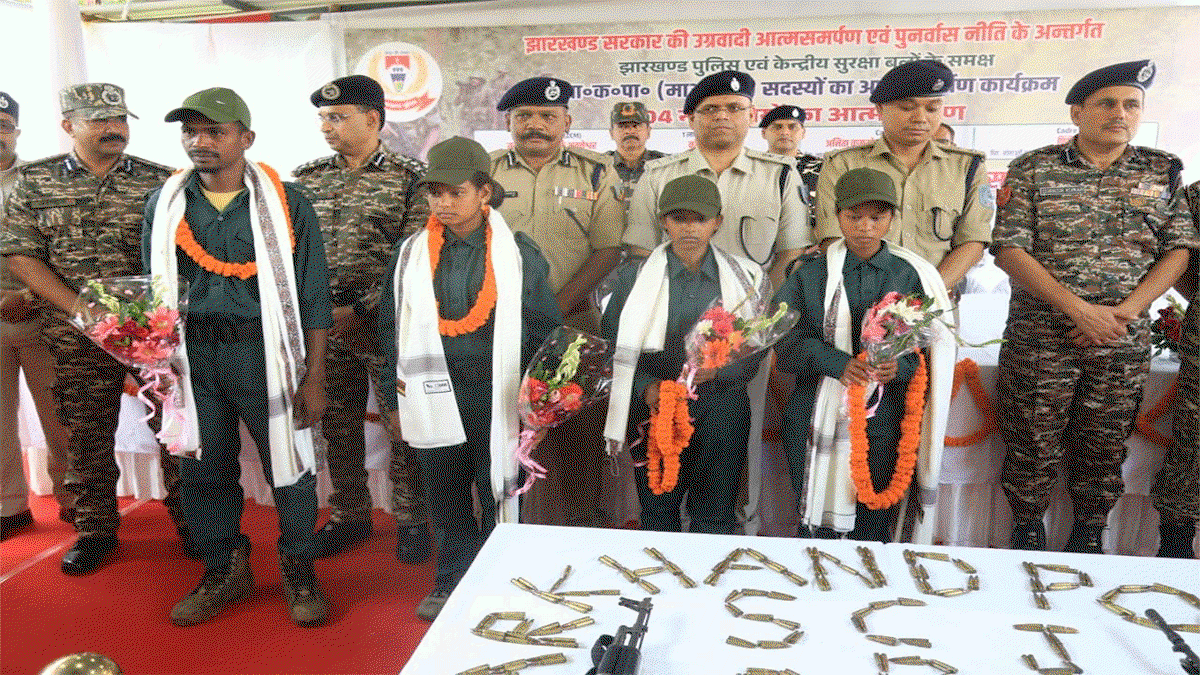 ऑपरेशन नवजीवन के तहत चार नक्सलियों का आत्मसमर्पण, एके-47 समेत 2200 से अधिक कारतूस बरामद