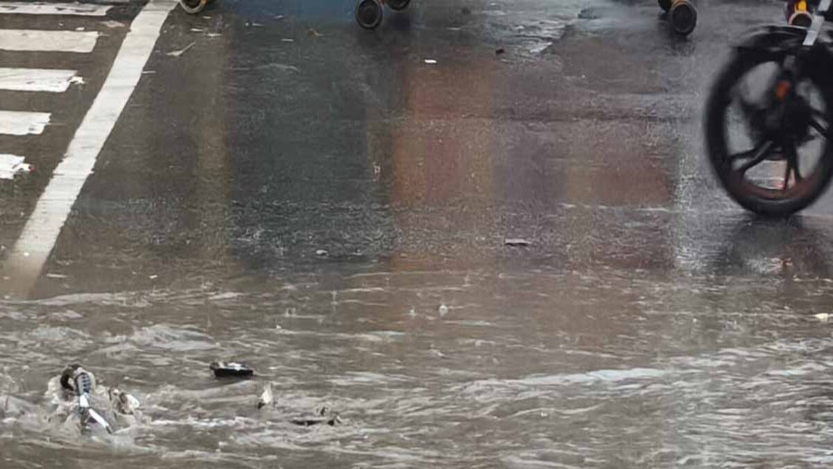 Ranchi : तेज बारिश से नालियों का पानी सड़कों पर बहा, फुटपाथ दुकानदारों की बढ़ी परेशानी