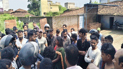 Palamu news :  पत्नी को युवक के साथ देख पति ने खोया आपा, दोनों की कर दी पिटाई