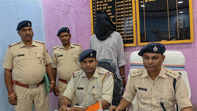 Simdega News : बानो में अवैध लकड़ी लदा पिकअप जब्त, एक आरोपी गिरफ्तार