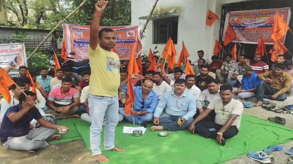 Dhanbad news : चार माह से वेतन नहीं, खटारा एंबुलेंस के भरोसे मरीजों की जान