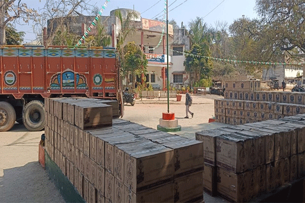 पलामू पुलिस की बड़ी कार्रवाई : निगम चुनाव से पहले भारी मात्रा में अवैध शराब बरामद