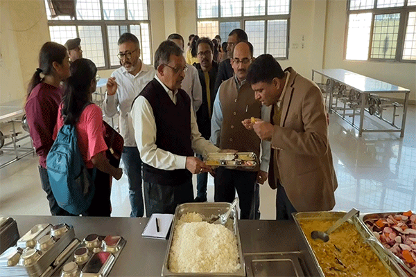 CUJ के गर्ल्स हॉस्टल का औचक निरीक्षण, मेस प्रबंधन को कुलपति ने दी चेतावनी