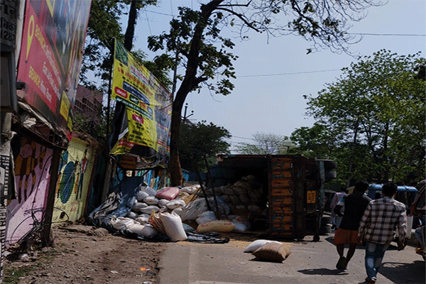 रांची : जेल चौक के पास धान लदा ट्रक पलटा, आवागमन बाधित