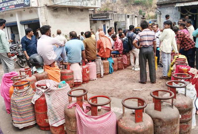 मिडिल ईस्ट तनाव: धनबाद में LPG गैस की किल्लत, एजेंसी पर उमड़ी भीड़