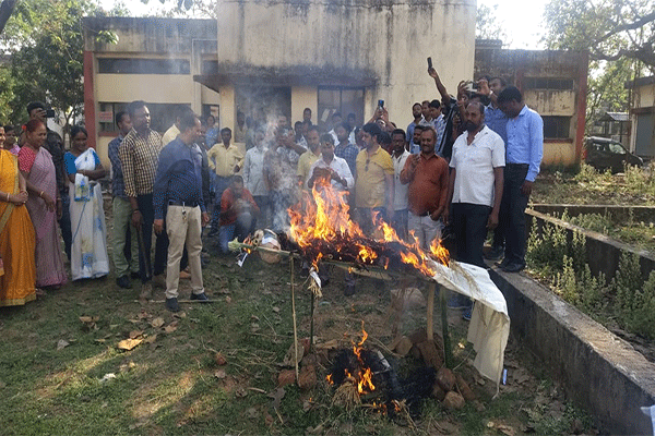 बकाया भुगतान मुद्दा : RU में कर्मचारियों ने कुलपति का प्रतीकात्मक दाह संस्कार कर जताया रोष