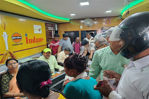 रांची के गैस गोदामों में भीड़ तो हो रही पर उपभोक्ता लौट रहे खाली हाथ