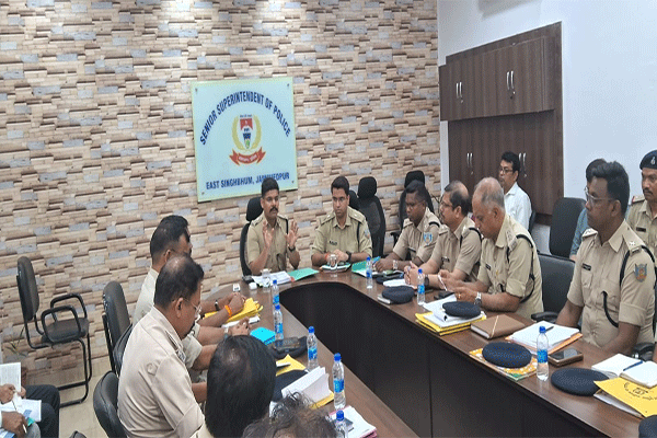 जमशेदपुर : कानून-व्यवस्था पर हुई बैठक, लंबित मामलों को तुरंत निपटाने के निर्देश