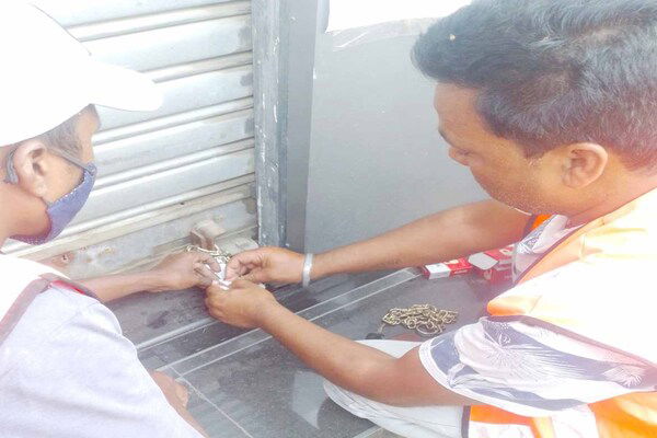 रांची : नगर निगम ने स्वीकृत भवन प्लान के उल्लंघन पर बरियातू में 3 दुकानों को किया सील