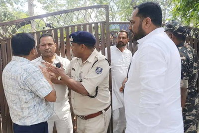 Bihar : आरा MLC उपचुनाव के दौरान राजद समर्थक व मजिस्ट्रेट में धक्का-मुक्की