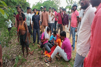 Jamtara News : बालू लदे ट्रैक्टर की टक्कर से बाइक सवार की मौत, ग्रामीणों ने NH किया जाम