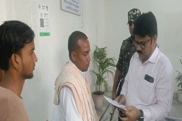 Latehar News : जन शिकायत निवारण में आवास योजना का लाभ दिलाने की मांग की