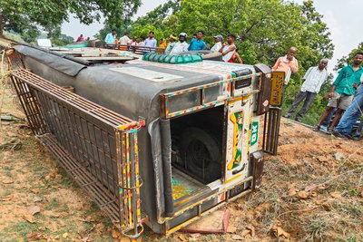 Hazaribagh News : सवारी वाहन पलटा, एक की मौत, कई घायल