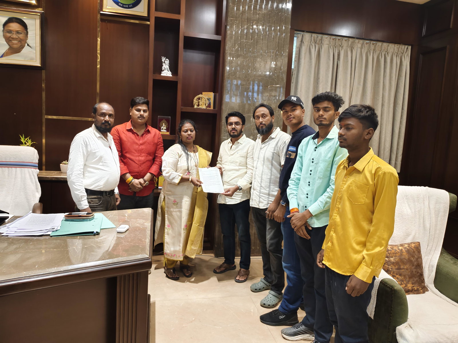Ranchi News : जनसमस्याओं को लेकर युवा आजसू ने मेयर को सौंपा ज्ञापन, 15 दिनों में कार्रवाई की मांग