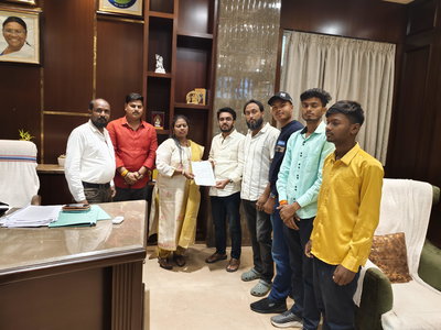 Ranchi News : जनसमस्याओं को लेकर युवा आजसू ने मेयर को सौंपा ज्ञापन, 15 दिनों में कार्रवाई की मांग