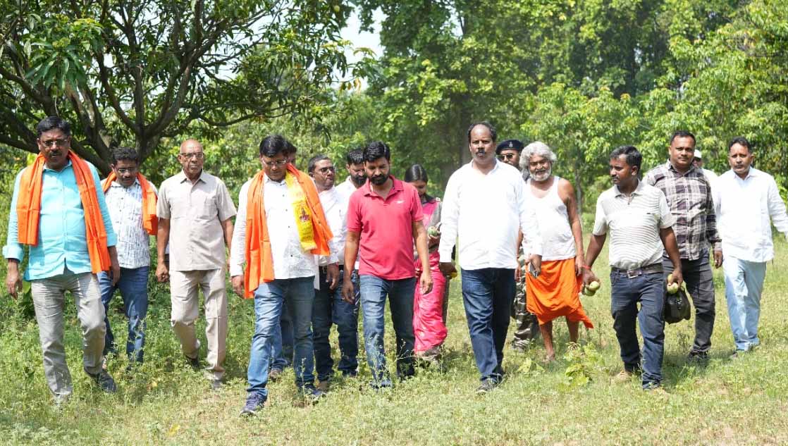 Hazaribagh: विधायक ने आम की बागवानी का लिया जायजा, पर्यावरण संरक्षण के प्रयासों की सराहना की