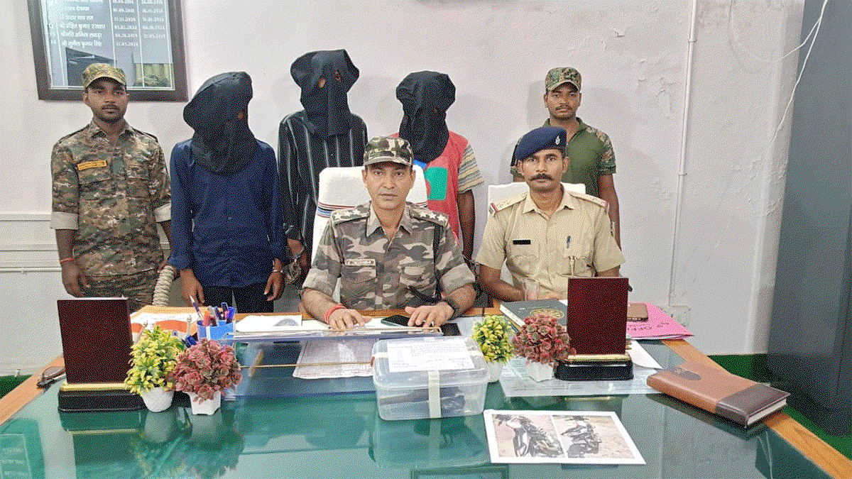 Chatra News : सर्राफा कारोबारी से लूट व फायरिंग मामले में 3 अपराधी गिरफ्तार