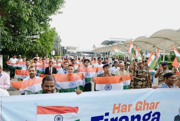 बिरसा मुंडा एयरपोर्ट से निकली  तिरंगा यात्रा, कर्मियों में दिखा देशभक्ति का रंग