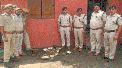 Dhanbad  News : दून एक्सप्रेस के जनरल कोच से 48 जिंदा कछुआ बरामद
