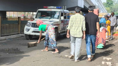 रांची में फ्लाईओवर के नीचे सड़क के गड्ढे भरने में नियमों की अनदेखी, किनारे की मिट्टी हटाकर की जा रही भराई