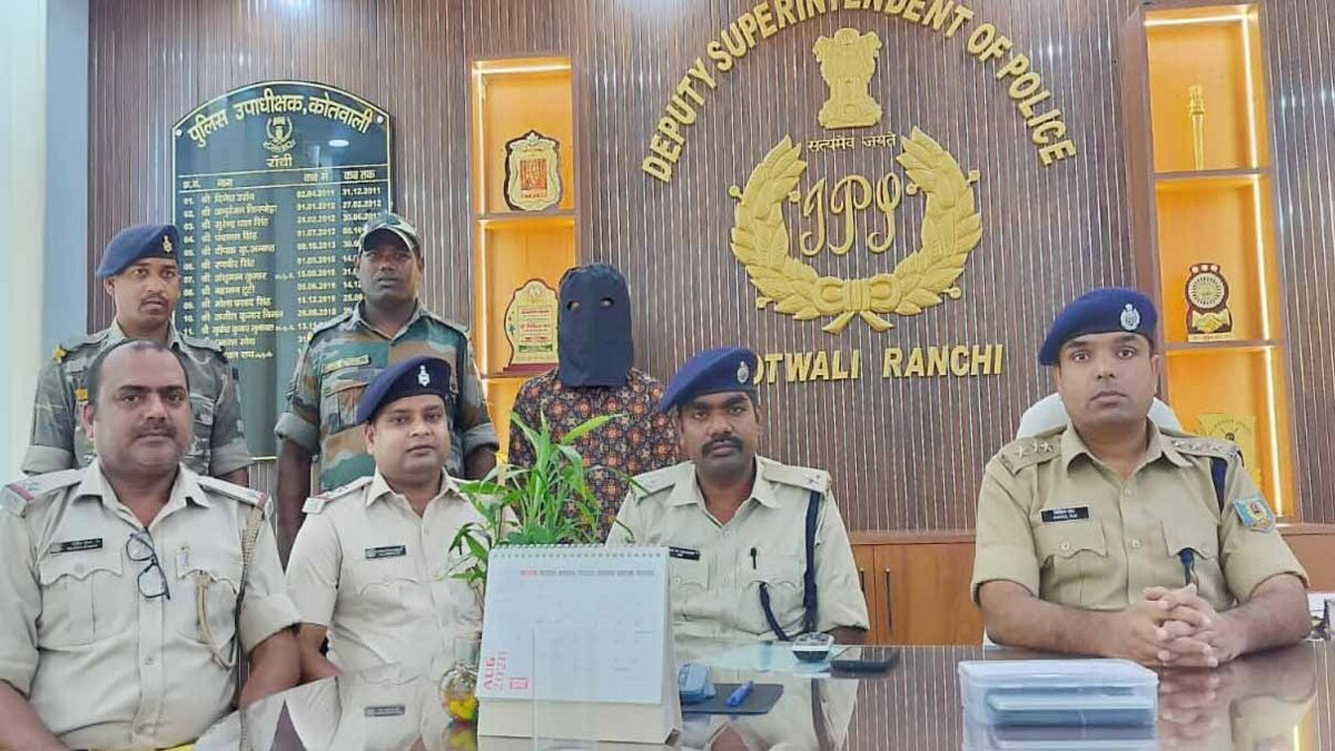 Ranchi News : मोबाइल छिनतई का आरोपी गिरफ्तार, फोन व बाइक बरामद