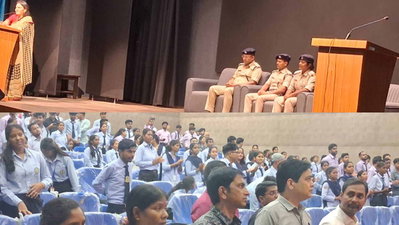 Ranchi News : डोरंडा कॉलेज में विद्यार्थियों को पुलिस ने नशामुक्ति व महिला सुरक्षा को लेकर किया जागरूक