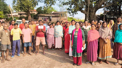 Chaibasa news : रेलवे माल गोदाम में नौकरी दिलाने के नाम पर वसूली का आरोप, 300 से 400 श्रमिकों से पैसे लेने की चर्चा
