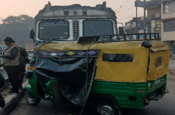 गिरिडीह :  अलकापुरी में ट्रक-ऑटो की भीषण टक्कर, एक की मौत, एक घायल