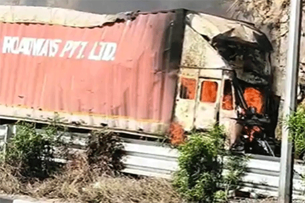 रामगढ़ घाटी में ट्रेलर से  टकराने के बाद कंटेनर में लगी आग, ड्राइवर जिंदा जला