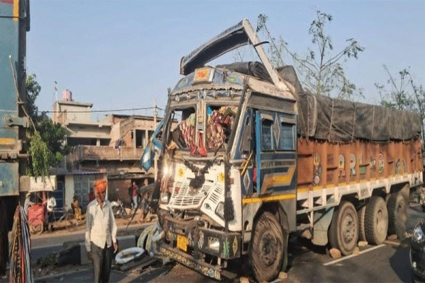 गिरिडीह : GT रोड में ट्रक ने खड़े डंपर में मारी टक्कर, ट्रक चालक की मौत