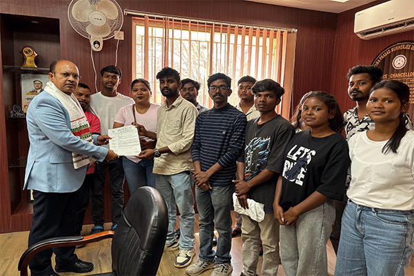 आदिवासी छात्र संघ ने DSPMU के नवनियुक्त वीसी का किया स्वागत, शैक्षणिक गतिविधि बहाल करने की मांग