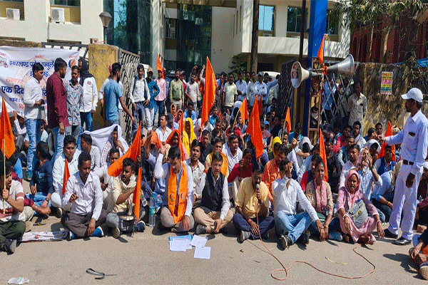 रांची में 108 एंबुलेंस कर्मचारियों ने वेतन कटौती और शोषण के खिलाफ किया धरना