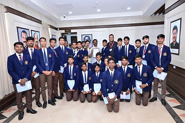 नेतरहाट आवासीय विद्यालय के छात्रों ने मुख्यमंत्री हेमंत सोरेन से की मुलाकात