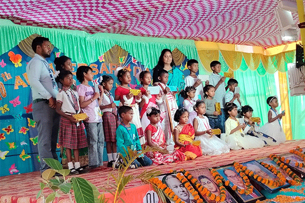 चाईबासा : रविंद्र बाल संस्कार विद्यालय की 10वीं वर्षगांठ पर डॉ रीना गोडसोरा सम्मानित