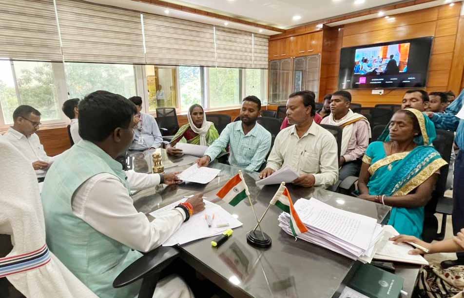 रांची: DC के जनता दरबार में अनगड़ा CO को शोकॉज, दिव्यांग को मिली ई-ट्राईसाइकिल