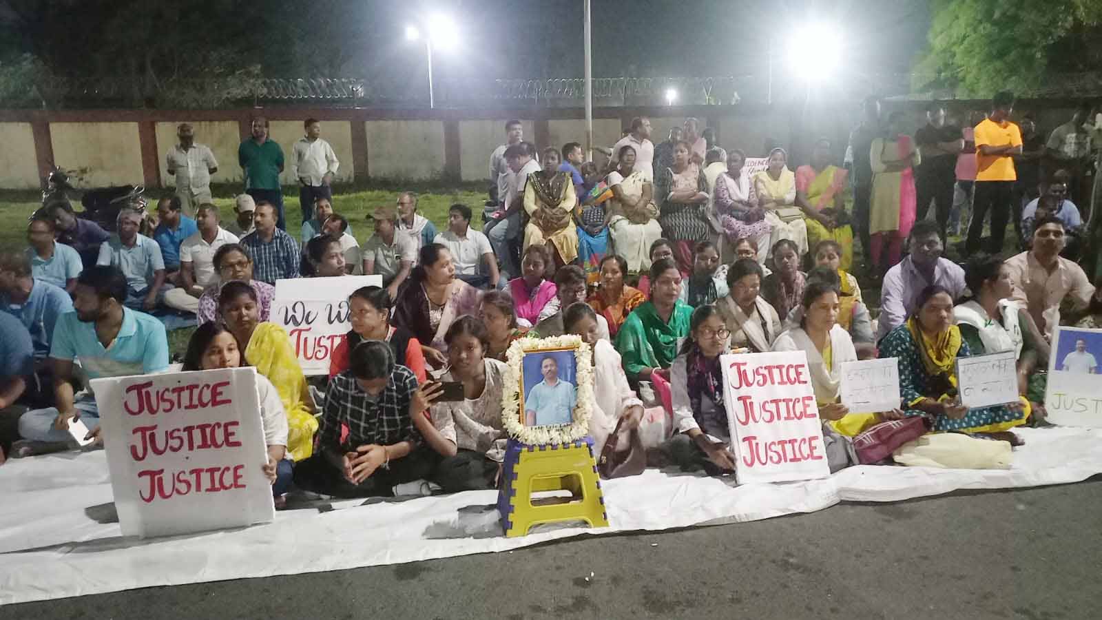 एरिक लकड़ा हत्याकांड: आरोपियों की गिरफ्तारी न होने पर थाना के बाहर रात भर धरना