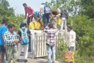 Jamshedpur News: टैंकर की टक्कर से यात्रियों से भरी मैजिक वैन पलटी, 12 घायल