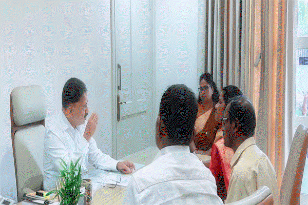 Chaibasa News :  शिक्षकों की कमी व बल्ड बैंक में रक्त की कमी को लेकर मंत्री से मिली डॉ.रीना गोडसोरा