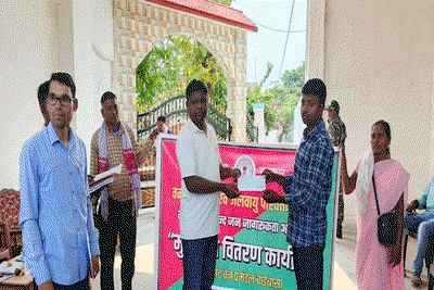 Chaibasa News : हाथियों के हमले से प्रभावित ग्रामीणों को मिली राहत, जगत माझी ने वितरित किए क्षतिपूर्ति  चेक