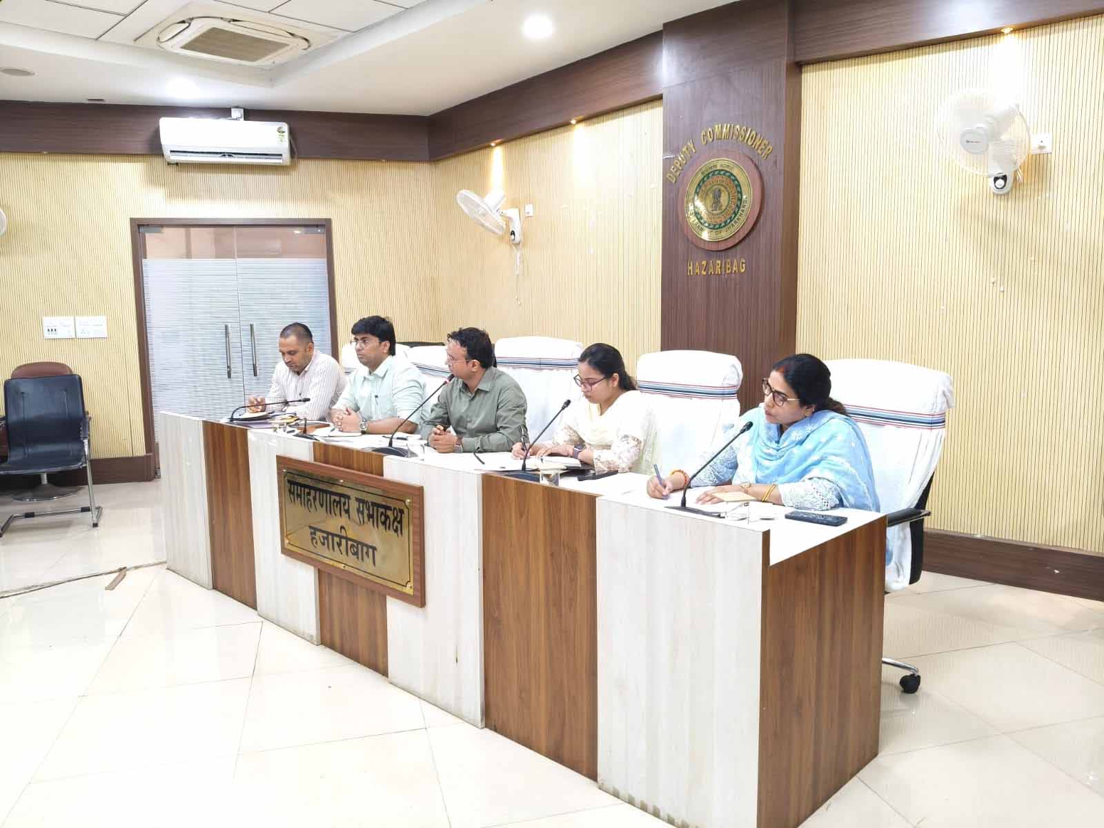 Hazaribagh News : DMFT योजनाओं में लापरवाही बर्दाश्त नहीं, समयसीमा में कार्य पूरा करें- DC